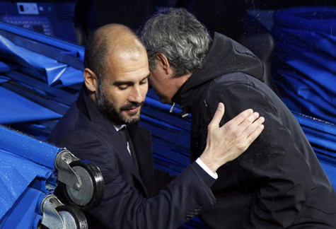 Mourinho tỏ ra thân thiện với Guardiola. Mourinho tỏ ra thân thiện với Guardiola.