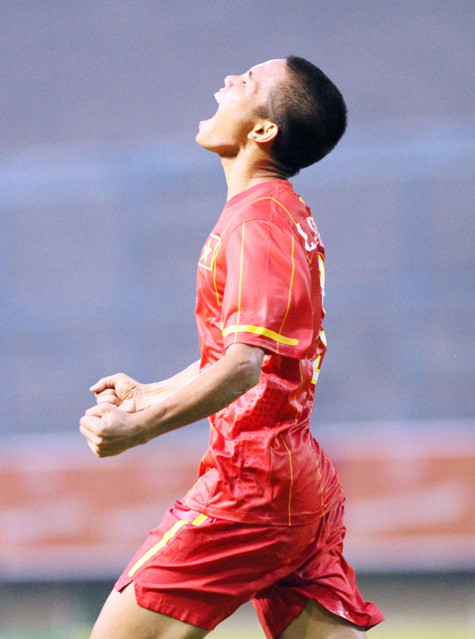 Văn Thắng ghi bàn nhưng không ai chia vui cùng, vì sao? Ảnh: VSI Văn Thắng ghi bàn nhưng không ai chia vui cùng, vì sao? Ảnh: VSI