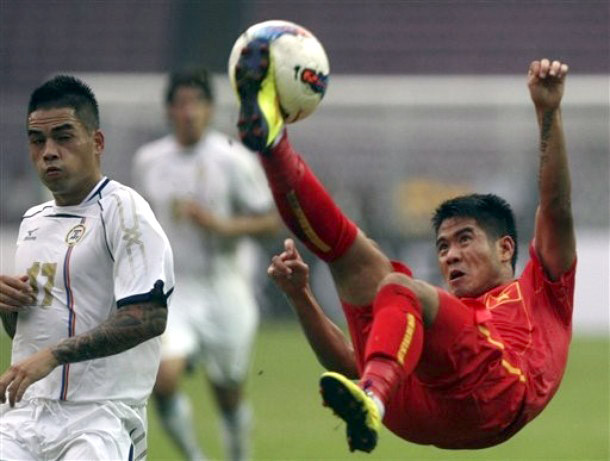 Âu Văn Hoàn và tiền vệ gốc Hà Lan Jason de Jong. Âu Văn Hoàn và tiền vệ gốc Hà Lan Jason de Jong.