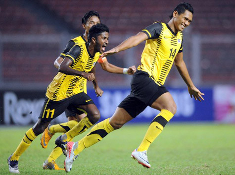 Izzaq Faris Ramlan (phải) ăn mừng bàn thắng quan trọng. Izzaq Faris Ramlan (phải) ăn mừng bàn thắng quan trọng.