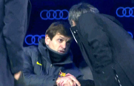 … Và bắt tay, thăm hỏi phó tướng của Guardiola. … Và bắt tay, thăm hỏi phó tướng của Guardiola.