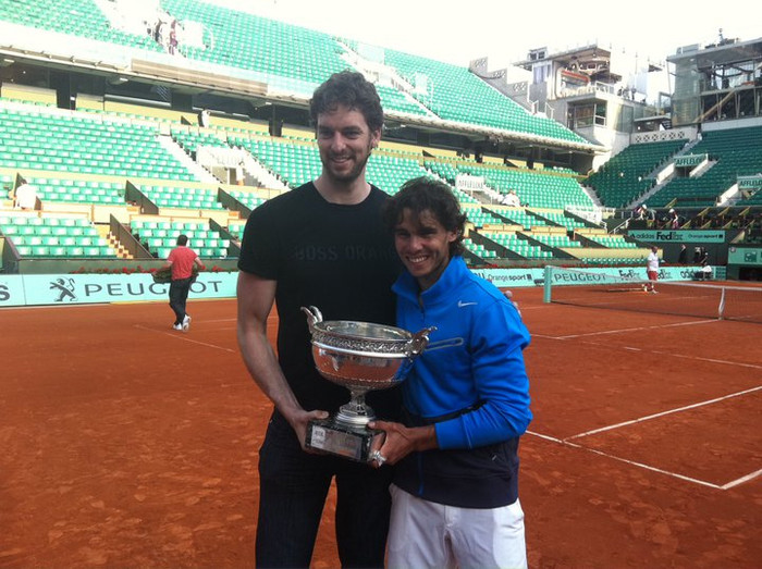 Rafael Nadal và ngôi sao bóng rổ NBA Pau Gasol cùng ngưỡng mộ nhau. Rafael Nadal và ngôi sao bóng rổ NBA Pau Gasol cùng ngưỡng mộ nhau.