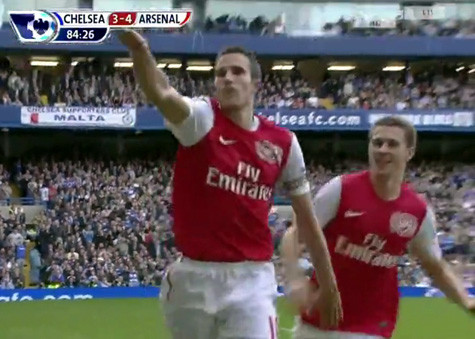 Van Persie ăn mừng bàn thắng kiểu Nazi?