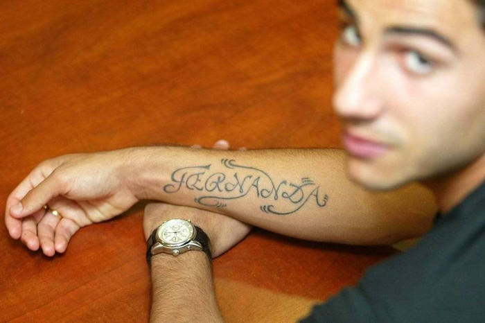 Ricardo Quaresma xăm lên tay tên của mẹ mình. Ricardo Quaresma xăm lên tay tên của mẹ mình.
