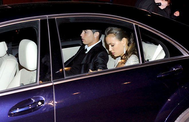 … Mà không ở lại dự tiệc tối, cũng không một lời chào hỏi hay cảm ơn.