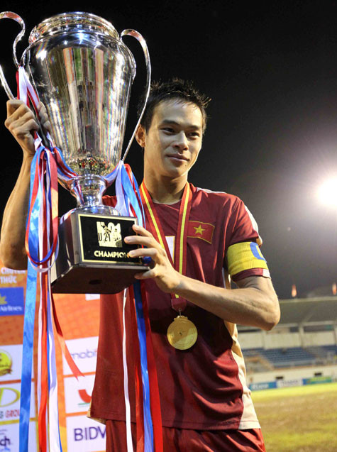 Xuân Hiếu với chiếc cúp vô địch. Ảnh: Quang Minh Xuân Hiếu với chiếc cúp vô địch. Ảnh: Quang Minh