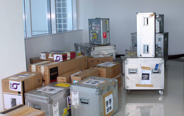 Đồ đạc lỏng chỏng trong Trung tâm báo chí. Đồ đạc lỏng chỏng trong Trung tâm báo chí.