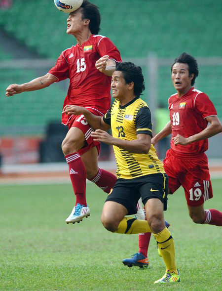 U23 Myanmar (áo đỏ) đã gây nhiều khó khăn cho đội ĐKVĐ. U23 Myanmar (áo đỏ) đã gây nhiều khó khăn cho đội ĐKVĐ.