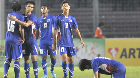 Hình ảnh sụp đổ của các cầu thủ U-23 Thái Lan sau trận thua Indonesia.