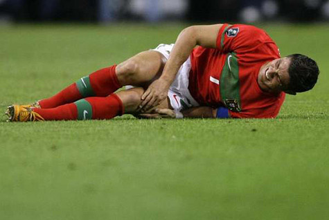 Ronaldo đang chấn thương nhẹ. Ronaldo đang chấn thương nhẹ.