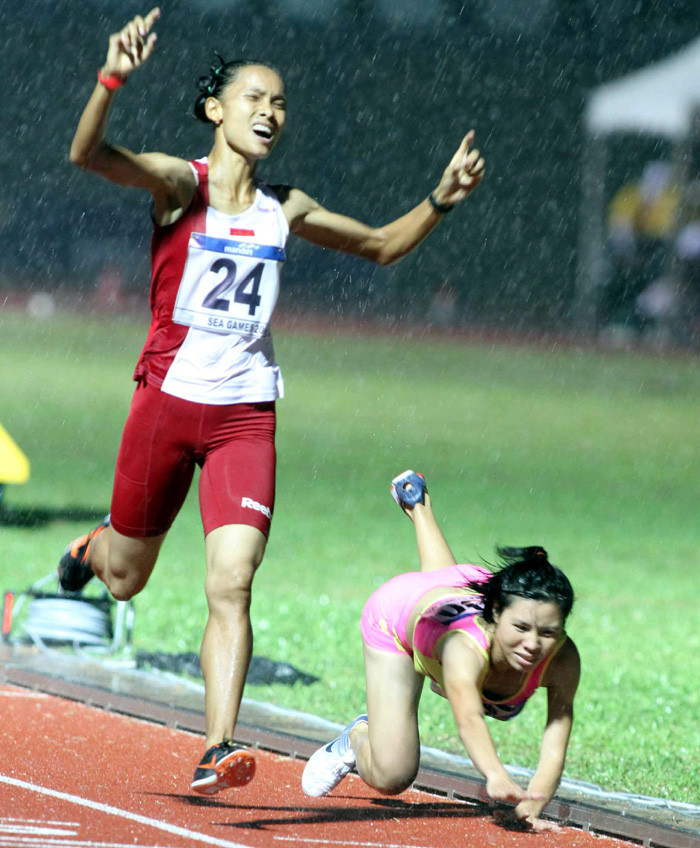 Cô gái bé nhỏ Nguyễn Thị Phương với nghị lực phi thường. Dù bị gục ngã khi còn cách đích 1m… Cô gái bé nhỏ Nguyễn Thị Phương với nghị lực phi thường. Dù bị gục ngã khi còn cách đích 1m…