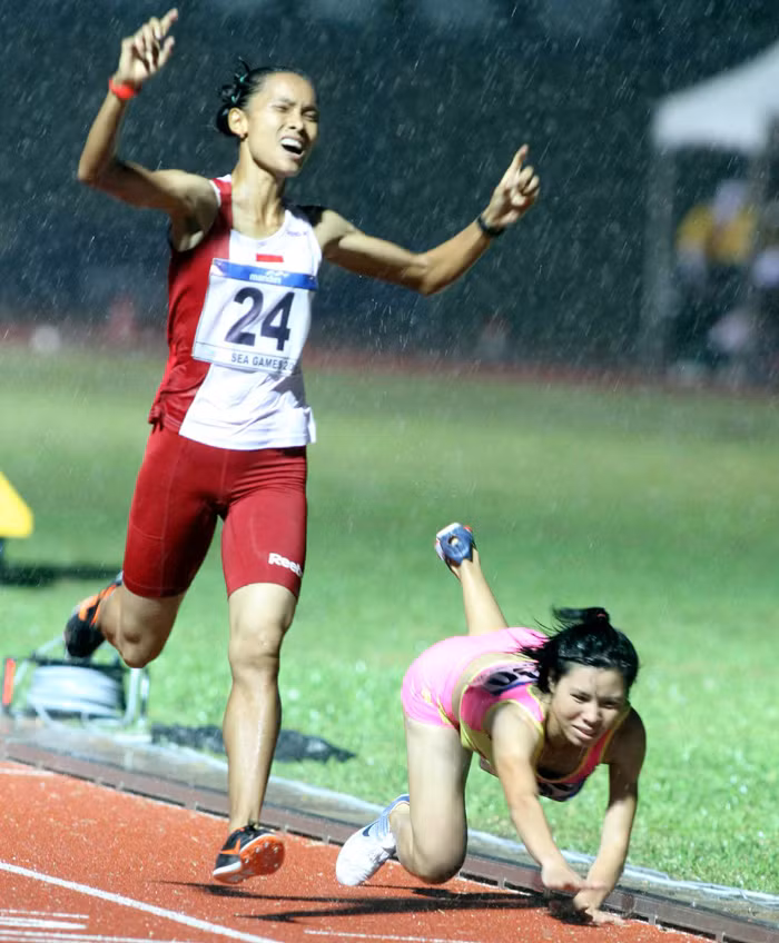 Cô gái bé nhỏ Nguyễn Thị Phương với nghị lực phi thường. Dù bị gục ngã khi còn cách đích 1m… Cô gái bé nhỏ Nguyễn Thị Phương với nghị lực phi thường. Dù bị gục ngã khi còn cách đích 1m…