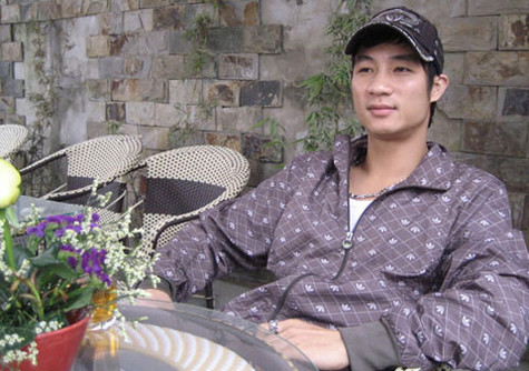 Hồi đầu năm nay, Quốc Vượng từng gây xôn xao khi bị người tình đâm trúng bụng. Hồi đầu năm nay, Quốc Vượng từng gây xôn xao khi bị người tình đâm trúng bụng.