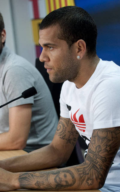 Daniel Alves cũng rất chịu khó xăm trổ. Daniel Alves cũng rất chịu khó xăm trổ.