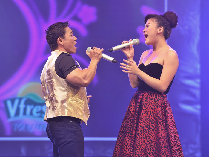 Phạm Văn Mách đang “phiêu” cùng Văn Mai Hương.