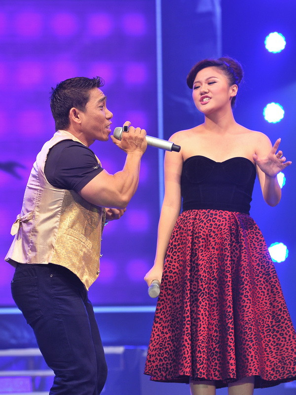 Dẫu vậy, “kiến càng” Văn Mách vẫn biết cách làm khán giả quên đi sự chênh lệch về hình thể bằng giọng hát mượt mà, lôi cuốn.