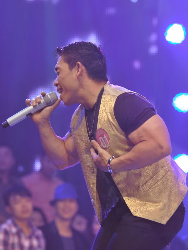 … Tuy nhiên, hình ảnh Phạm Văn Mách cầm mic trên sân khấu lớn lại rất mới lạ.