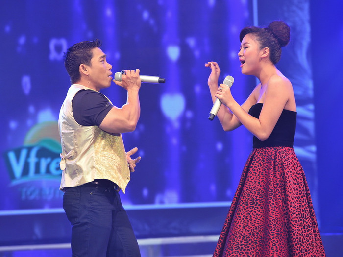 Văn Mai Hương đã song ca với rất nhiều ca sĩ, cả chuyên nghiệp lẫn nghiệp dư, nhưng có lẽ Phạm Văn Mách là người hát cặp thú vị nhất.