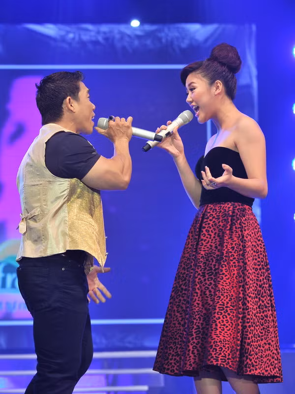 Văn Mai Hương cao 1m64, lại đeo giày cao gót, nên trông cao hơn hẳn so với nhà vô địch thể hình châu Á, vốn sở hữu chiều cao khiêm tốn 1m58.