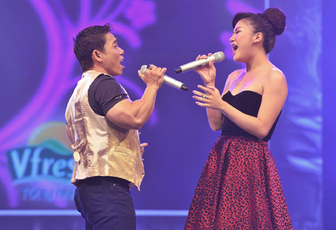 Văn Mách song ca ăn ý cùng Văn Mai Hương. Ảnh: Phú Hưng