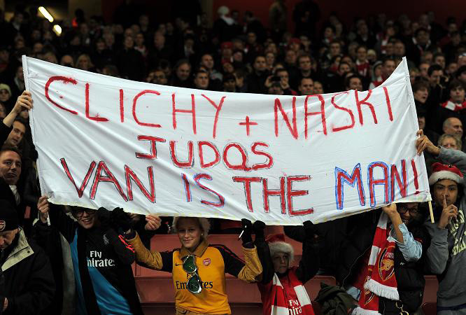 Trên khán đài, các gooner dành cho Nasri và Clichy thái độ tiếp đón đầy thù hằn cùng tấm banner này.