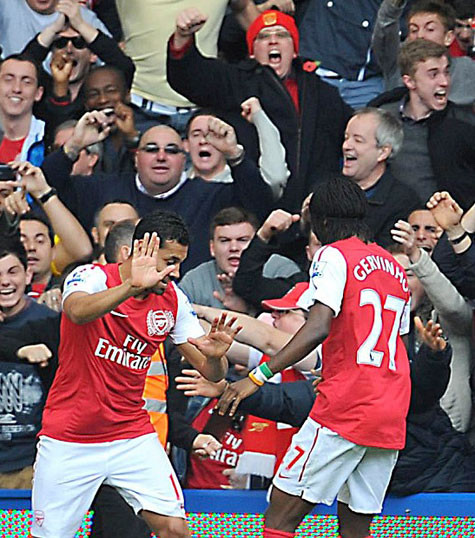 Andre Santos nhảy samba để ăn mừng bàn thắng quan trọng. Andre Santos nhảy samba để ăn mừng bàn thắng quan trọng.