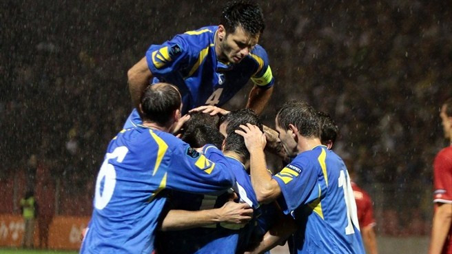 Bảng D, Bosnia & Herzegovina đánh bại Luxembourg 5-0 và trận đấu với Pháp tới đây sẽ quyết định đội nào nhất bảng, đội nào dự play-off. Pháp đang xếp nhất bảng với 20 điểm, có lợi thế sân nhà và chỉ cần hòa, trong khi đội bóng của Edin Dzeko có 19 điểm và buộc phải thắng tại Stade de France. Bảng D, Bosnia & Herzegovina đánh bại Luxembourg 5-0 và trận đấu với Pháp tới đây sẽ quyết định đội nào nhất bảng, đội nào dự play-off. Pháp đang xếp nhất bảng với 20 điểm, có lợi thế sân nhà và chỉ cần hòa, trong khi đội bóng của Edin Dzeko có 19 điểm và buộc phải thắng tại Stade de France.