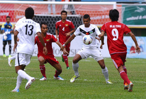 U23 Myanmar (áo đỏ) đã lên đầu bảng.