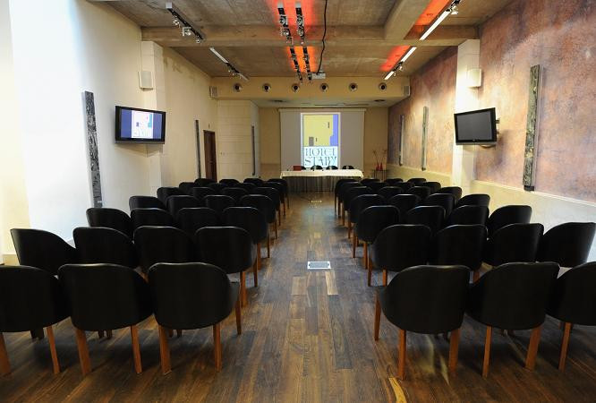 Phòng họp báo khách sạn, nơi toàn thể đội bóng họp chiến thuật.