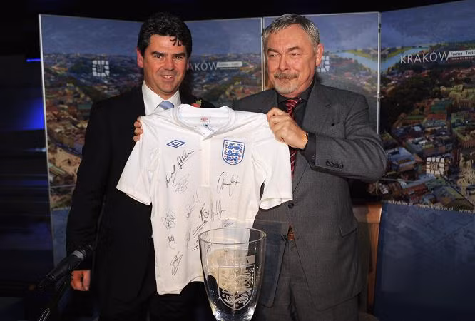 Adrian Bevington, giám đốc truyền thông của FA, giám đốc quản lý các CLB Anh, cùng thị trưởng Krakow, Jacek Majchrowski. Adrian Bevington tới Ba Lan thị sát và quyết định chọn khách sạn Stary ở thành phố Krakow làm nơi đóng quân của đội tuyển Anh.