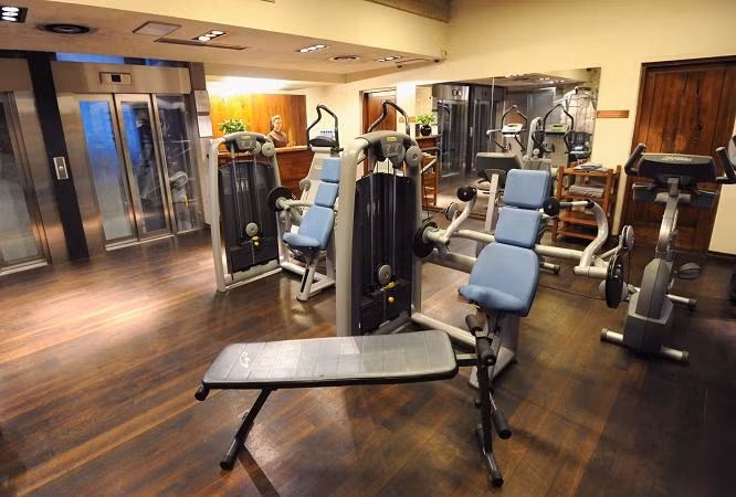 Phòng gym mini, nơi các tuyển thủ Anh tập nhẹ.