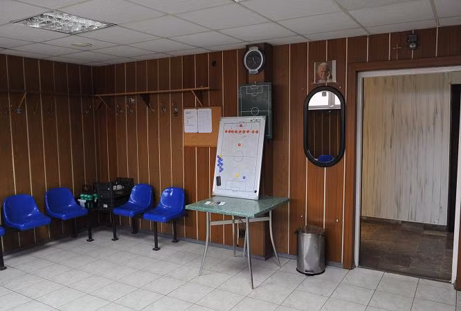 Phòng thay đồ sân Hutnik Municipality.