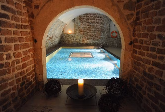 Bể bơi sang trọng của khách sạn.