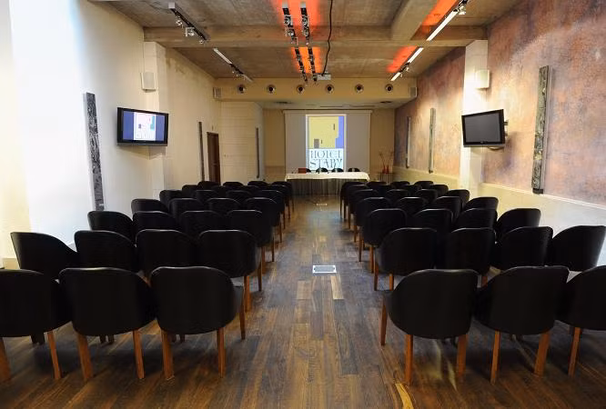 Phòng họp báo khách sạn, nơi toàn thể đội bóng họp chiến thuật.