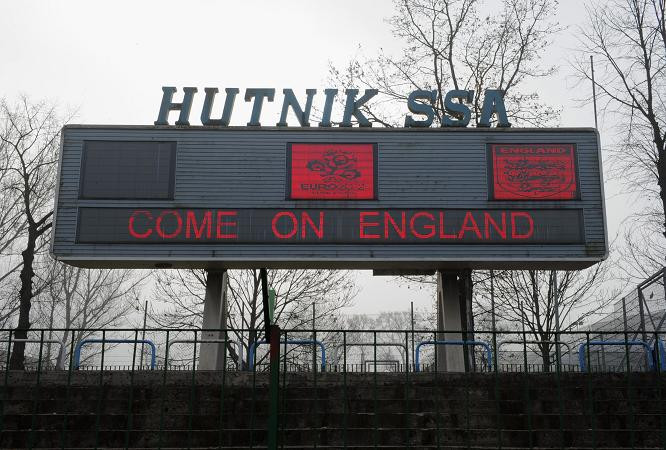 Bảng tỷ số của SVĐ hiện lời chào đón các phóng viên, quan khách tới thăm buổi tập của tuyển Anh.