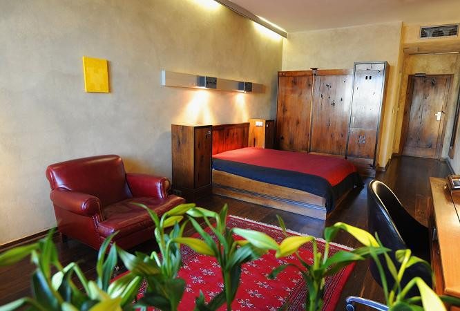 Một phòng ngủ tiêu chuẩn của khách sạn Stary, nơi tuyển Anh đóng quân.