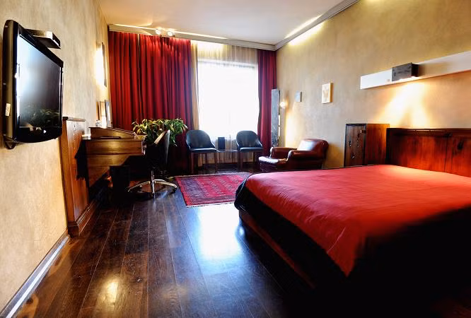 Phòng ngủ có sàn làm bằng gỗ sồi, được trang bị TV plasma màn hình lớn.