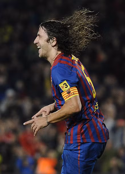 Puyol ăn mừng bàn thắng…