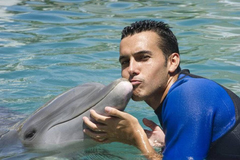 Hồi mùa hè vừa qua, các ngôi sao Barca như Xavi, Villa, Pedro, Valdes… cũng đã có những trải nghiệm thú vị với bầy cá heo.