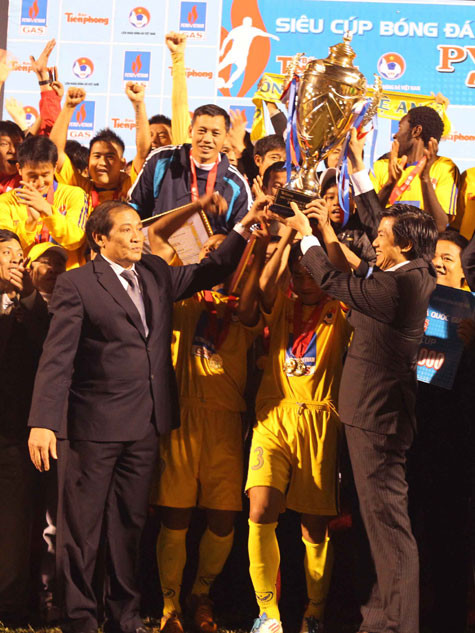 Chủ tịch trao siêu cúp cho SLNA. (Ảnh: Quang Minh) Chủ tịch trao siêu cúp cho SLNA. (Ảnh: Quang Minh)