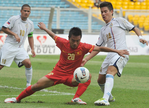 Hàng thủ U23 Philippines chơi khá kỷ luật. Trong ảnh, Matthew Hartmann và Carlos Alberto Martínez de Murga đang kèm chặt Đinh Thanh Trung. Hàng thủ U23 Philippines chơi khá kỷ luật. Trong ảnh, Matthew Hartmann và Carlos Alberto Martínez de Murga đang kèm chặt Đinh Thanh Trung.