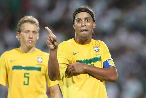 Ronaldinho trở lại và ghi bàn thắng đẳng cấp.