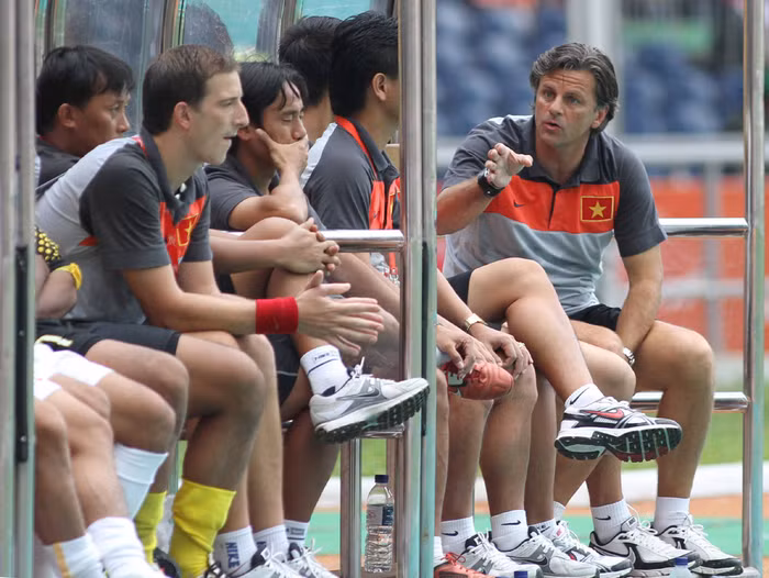 Tranh cãi với các trợ lý theo kiểu: “đấy, các ông xem học trò của các ông đá đấm thế đấy.”