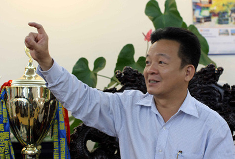 Đã đến lúc bầu Hiển cần phải "chi li" trong việc "chi tiêu".