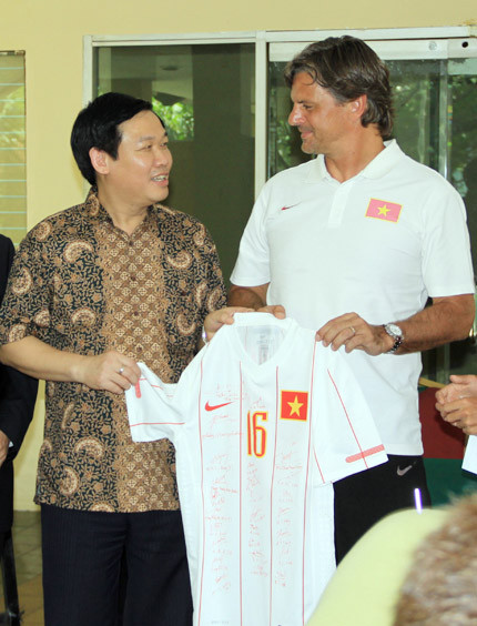 Chiếc áo tặng bộ trưởng Tài chính. Ảnh: Hà Thành Chiếc áo tặng bộ trưởng Tài chính. Ảnh: Hà Thành