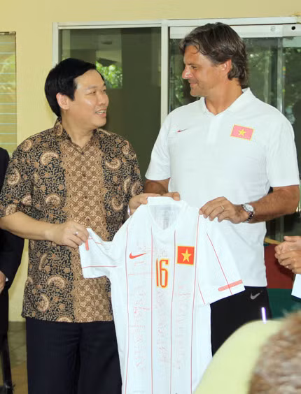 Chiếc áo tặng bộ trưởng Tài chính. Ảnh: Hà Thành Chiếc áo tặng bộ trưởng Tài chính. Ảnh: Hà Thành