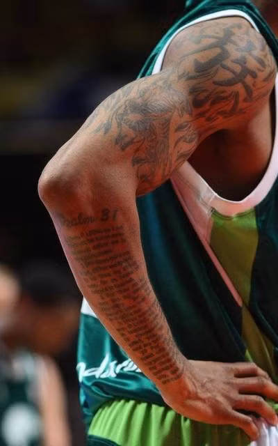 Hình xăm trên tay một VĐV bóng rổ.
