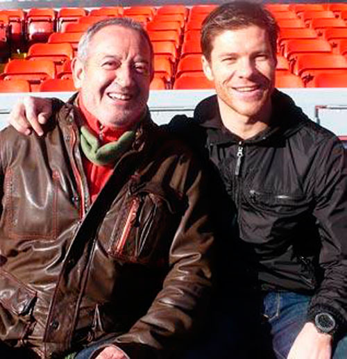 Xabi Alonso chụp ảnh cùng thần tượng của anh, đầu bếp nổi tiếng, MC, đạo diễn chương trình Karlos Arguiñano. Xabi Alonso chụp ảnh cùng thần tượng của anh, đầu bếp nổi tiếng, MC, đạo diễn chương trình Karlos Arguiñano.