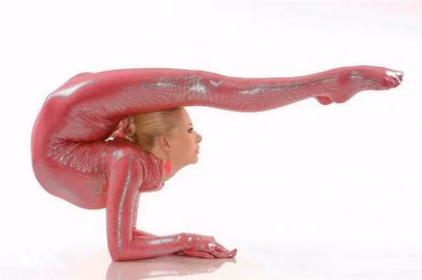 Sởn gai ốc trước những mỹ nữ uốn mình dẻo hơn trăn ảnh 1