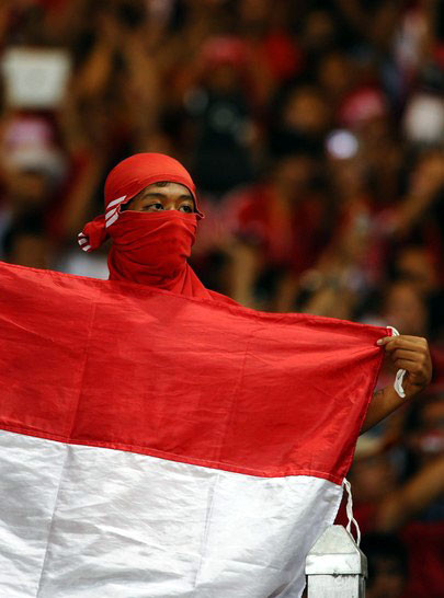 Các CĐV trên sân Bung Karno gây sức ép lớn lên U23 Việt Nam. Các CĐV trên sân Bung Karno gây sức ép lớn lên U23 Việt Nam.